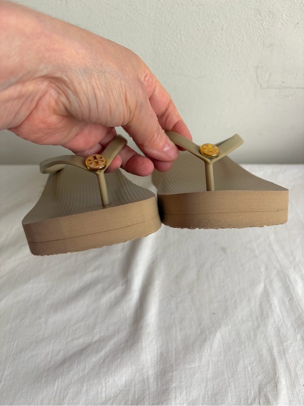 Tory Burch Taupe Thin Wedge Platform Flip Flops Sandals Gold Logo - Picture 7 of 15
